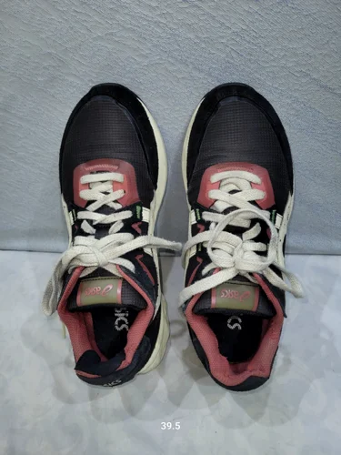 Asics Sneakers