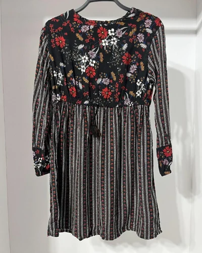 Zara فساتين