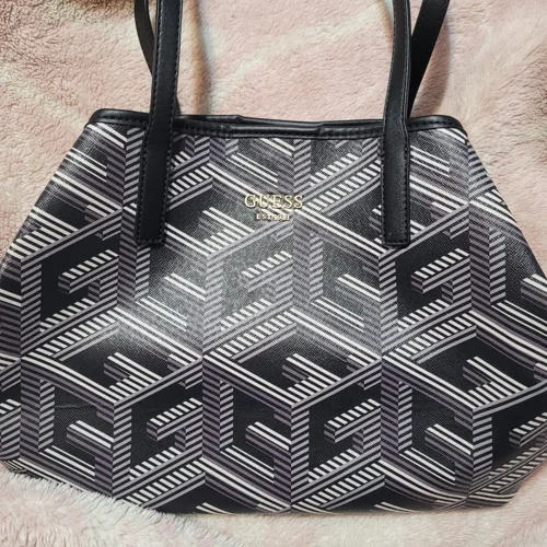 GUESS Tote Bags