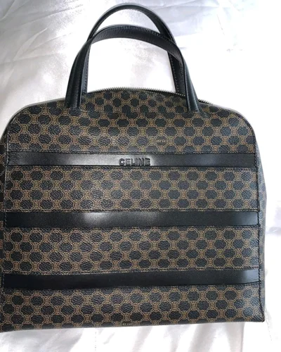 CELINE Shoulder Bags