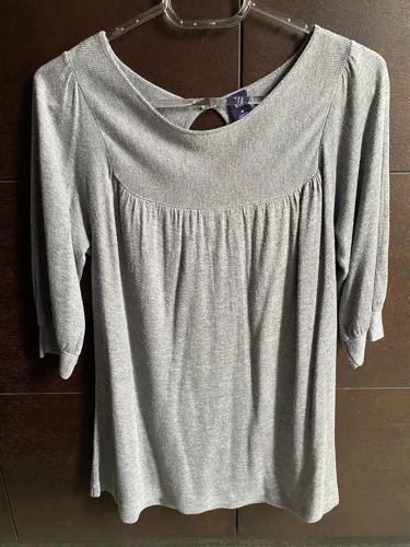 GAP سويترات وبلوفرات