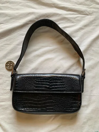 deja vu Shoulder Bags